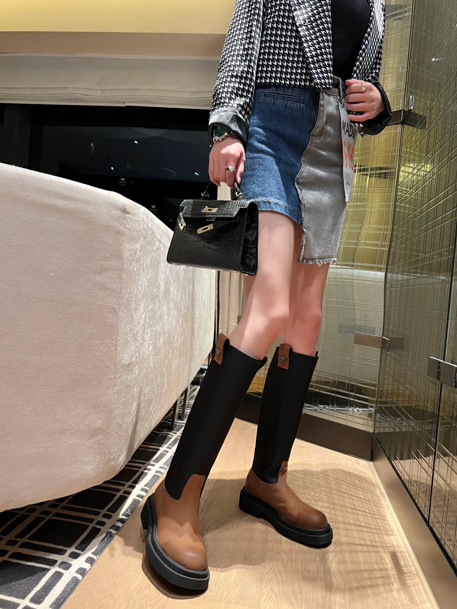 👟👟Ex-factory price 720👟👟 PRADA Classic Triangle Logo Slip-On Women's Boots...a series that cannot be bought in winter, it is definitely this year's big hit! ! So good looking! Prada boots are really amazing! The upper toes are generous and the legs are slimming. The whole series uses a variety of imported materials: polished and waxed calfskin, open-edge beaded cowhide, cow suede and high mercerization, and water-dyed sheepskin on the inside! ! The foam base is lightweight and comfortable! 35-41